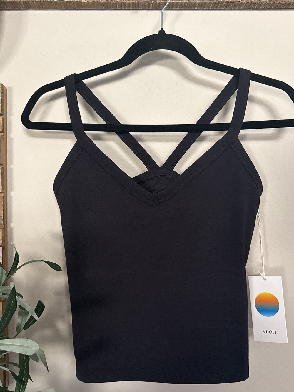 Vuori AllTheForm™ V Neck Tank in black  size small